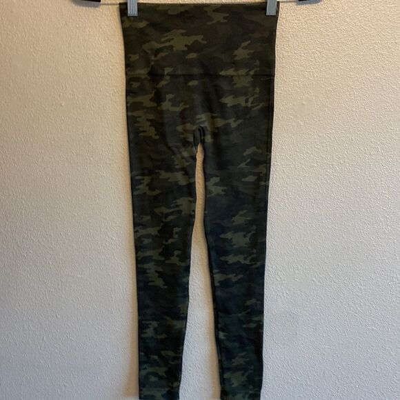 NWT- SPANX- Seamless Leggings for Women Tummy Control- Green Camo- Size XS - Picture 9 of 10